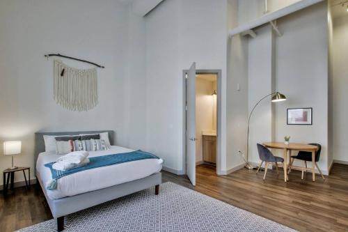 Spacious Loft + Pool + Gym
