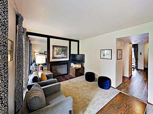 New Listing! Peaceful Villa With Loft & 2 Balconies Condo - image 3