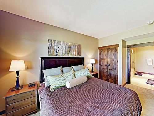 New Listing! Mountain-View Condo With Pool & Gondola Condo - image 9