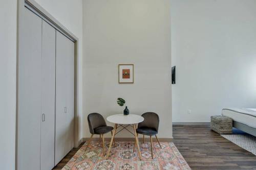 High End Old Town Loft + Pool + Clubhouse - image 5