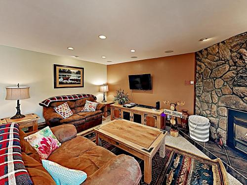 Downtown Marvel With Pool & Hot Tubs - Walk To Lifts! Condo - image 2