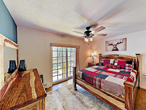 Walton Creek Condo- Hot Tub Near Slopes & Shuttle Condo - image 4