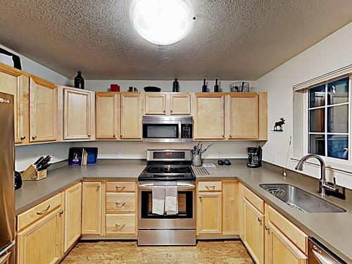 Walton Creek Condo- Hot Tub Near Slopes & Shuttle Condo - image 7