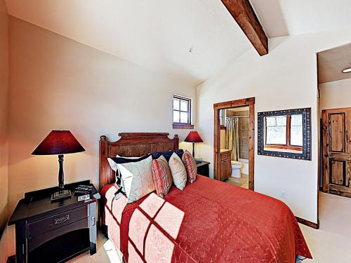 New Listing! Stylish Townhome With Private Hot Tub Townhouse - image 6
