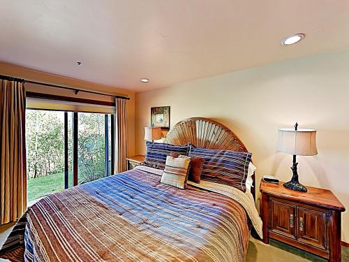 Lodge-Inspired Lakeside Townhouse - Walk To Lifts! Townhouse - main image