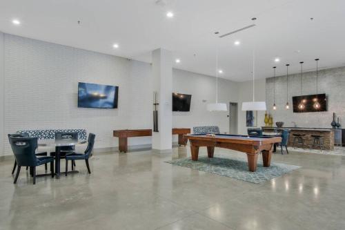 Spacious Flat + Pool + Gym