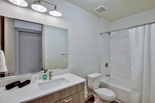 Spacious Getaway in Heart of Wichita - image 6