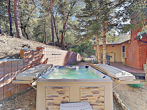 New Listing! All-Suite Forest Retreat With Hot Tub Home - image 6