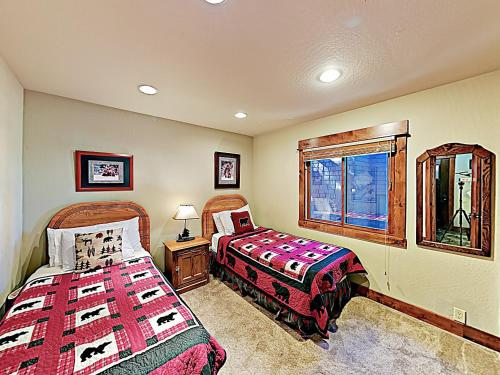All-Season Mountain Getaway With Pools & Hot Tubs Condo - image 4