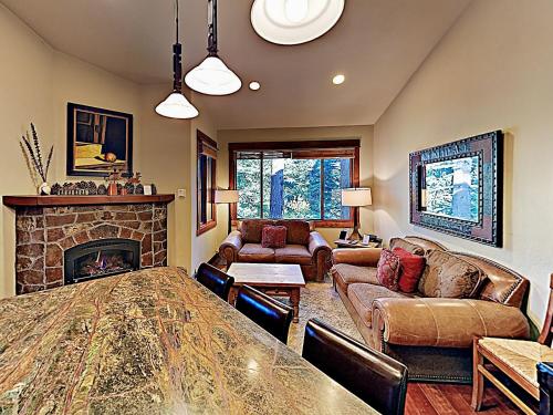 All-Season Mountain Getaway With Pools & Hot Tubs Condo - image 8