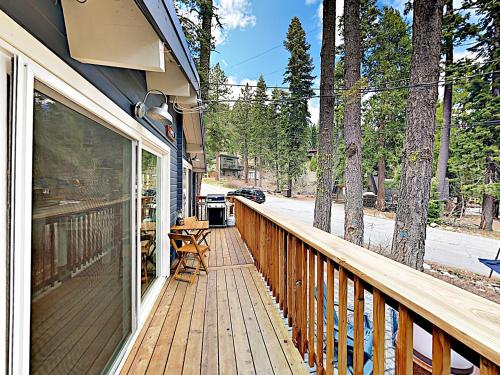 Skyland Hideaway With Private Beach By Homewood Slopes Cabin - image 8