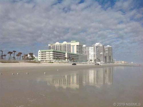 Sea View Apt Building On Daytona Beach