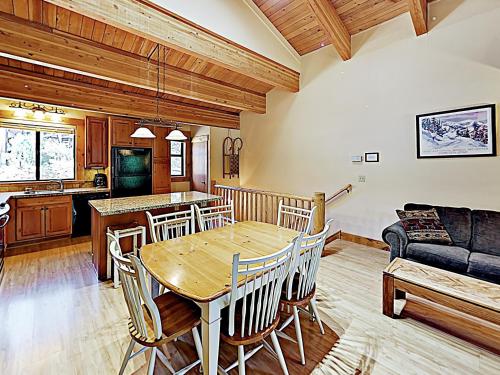 New Listing! Creekside Townhome Near Northstar Townhouse - image 8