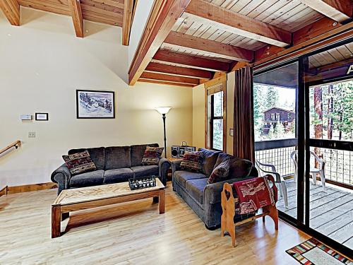 New Listing! Creekside Townhome Near Northstar Townhouse - image 8