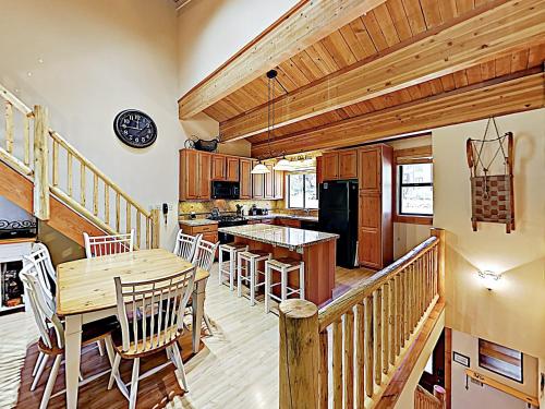 New Listing! Creekside Townhome Near Northstar Townhouse - image 5