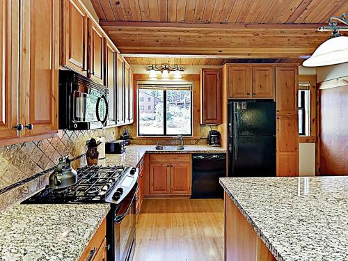 New Listing! Creekside Townhome Near Northstar Townhouse - image 14
