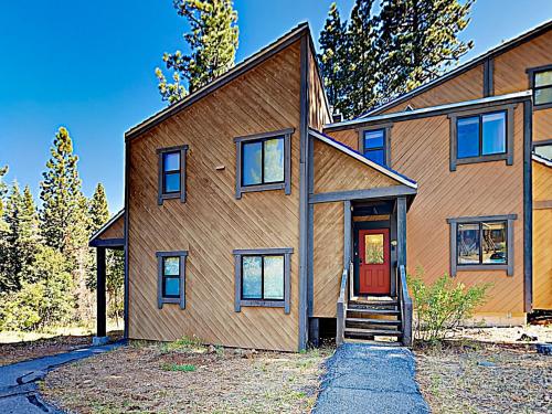 New Listing! Creekside Townhome Near Northstar Townhouse - image 7