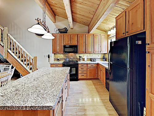 New Listing! Creekside Townhome Near Northstar Townhouse - image 13