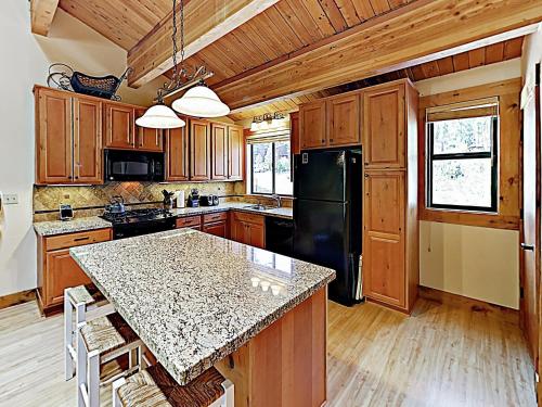 New Listing! Creekside Townhome Near Northstar Townhouse - image 10