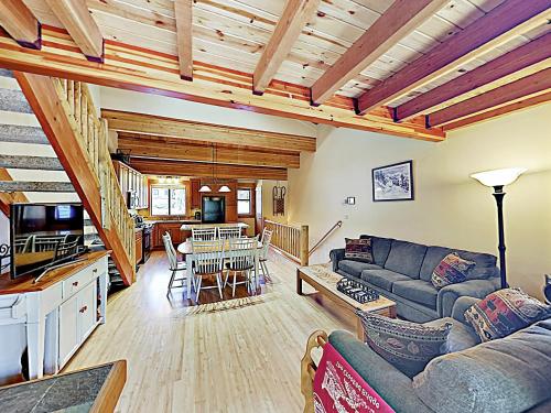 New Listing! Creekside Townhome Near Northstar Townhouse - image 10