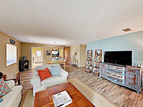 New Listing! Wooded Sanctuary On Golf Course WithPool Condo - image 6