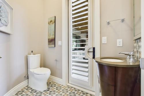 The Arrive Ridgeview Lakefront Estate Estate - image 2