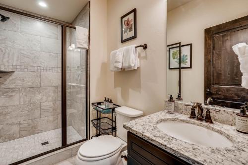 Alders 4Br Renovated Townhome- Sleeps 11+ Kids Ski Free Condo - image 9