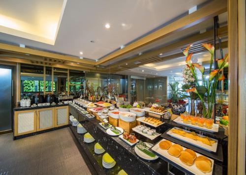 Food and beverages, The Rock Hua Hin Beachfront Spa Resort in Khao Takiab