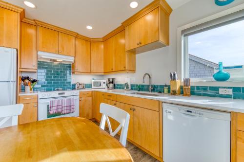 Oceanfront Cottage in Oceanside (OR)
