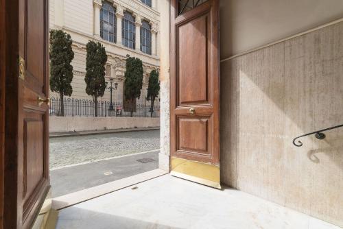 Stunning views over central Rome's rooftops - image 9