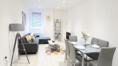 Large Contractor Apartment - Bedford Town Centre by Comfy Workers