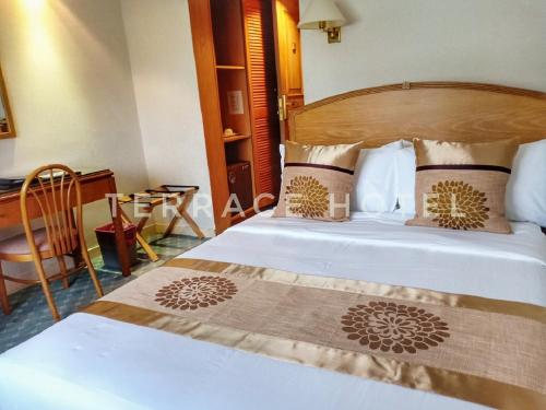 Deluxe Double Room image 4