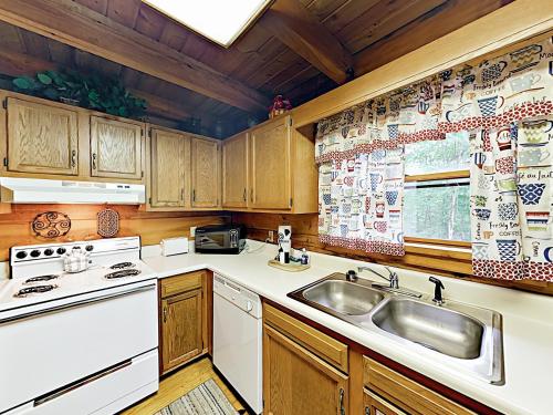 New Listing! Charming Cabin With Deck & Hot Tub Cabin - image 3