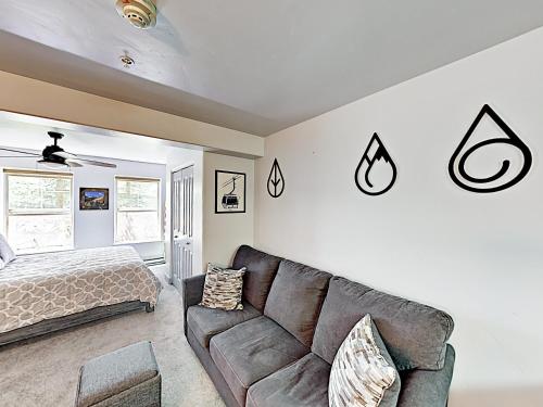 New Listing! Renovated Studio With On-Site Gondola Condo - image 6
