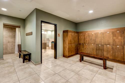 New Listing! Renovated Studio With On-Site Gondola Condo - image 8
