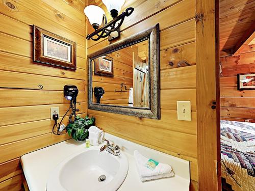 New Listing! Charming Cabin With Deck & Hot Tub Cabin - image 6