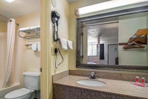 Econo Lodge Inn & Suites