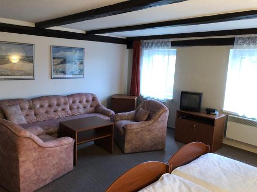 1 queen bed, 2 twin beds, 1 sofa bed
