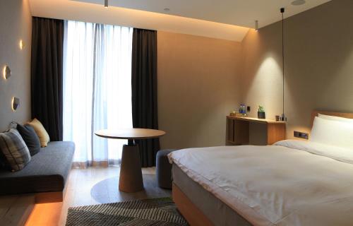 226076503 EBO Hotel Hangzhou Wulin - 5 mins drive to the West Lake