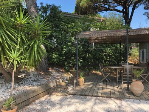 Saint tropez -parc oasis in Les Paris
