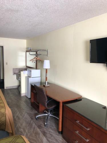 Western Inn South The 3-star Western Inn South offers comfort and convenience whether youre on business or holiday in Kearney (NE). The hotel has everything you need for a comfortable stay. Service-minded staff will w