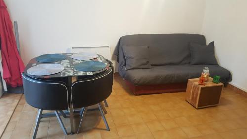 Appartement T2 avec son rez de jardin de 40 m2 5 couchages 250m de la plage et 15km de l'Arena