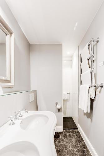 226087998 Luxury Boutique Hotel De Castillion