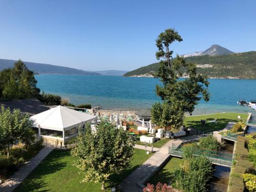 Logement atypique avec vue unique panoramique sur le lac d’Annecy, dans une résidence avec plage et ponton privée sur la commune de Duingt (Rive gauche du lac). - Location saisonnière - Duingt