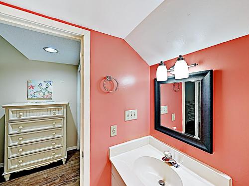 New Listing! Kingston Plantation Condo With 5 Pools! Condo - image 9