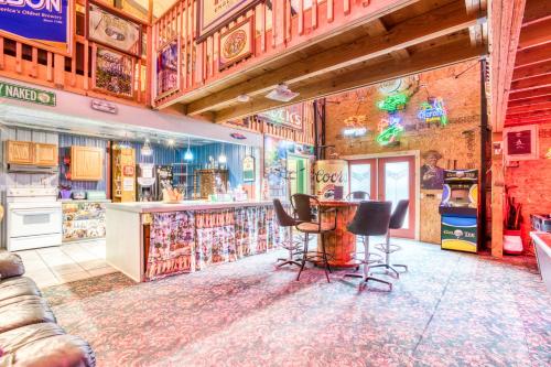 Incredibly Unique Bar Inspired Home with Private Hot Tub and near the Beach Dogs OK, Rockaway Beach