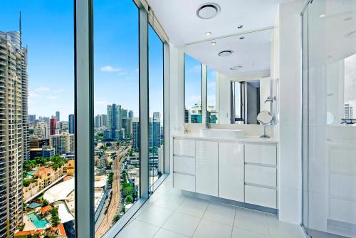 Number 1 H Residences - WiFi, Parking & More by Gold Coast Holidays 5