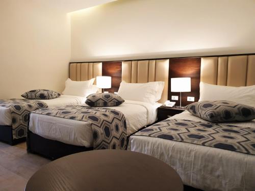 Deluxe Triple Room image 3