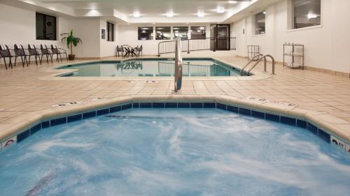 Peldbaseins, Holiday Inn Express Grove City - Premium Outlet Mall By IHG in Springfield Township (PA)