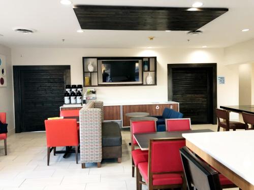 Holiday Inn Express & Suites Harrison, an IHG Hotel in Harrison, USA